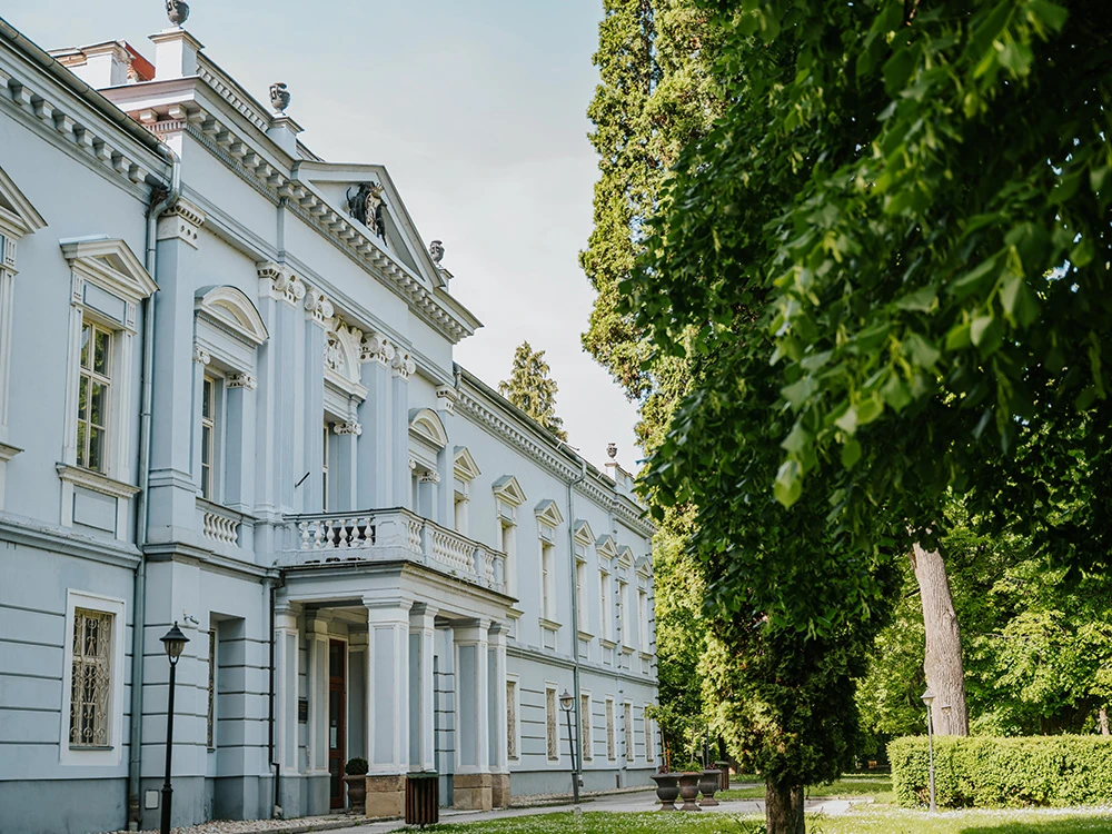 Kaštieľ Mojmírovce v anglickom parku