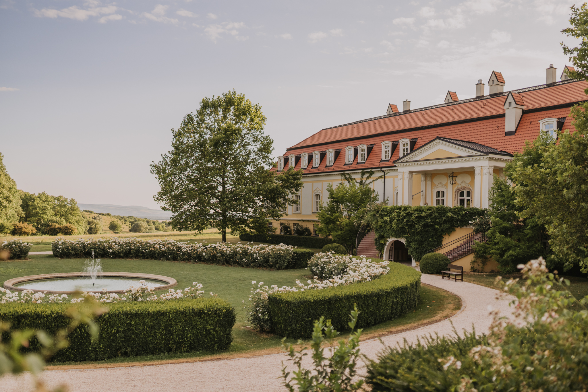 Kaštieľ Château Belá obklopený parkom